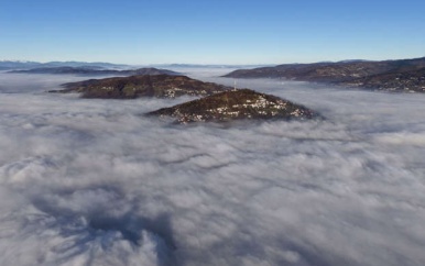 Dikke laag smog bedekt Bosnische hoofdstad Sarajevo