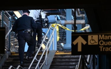 Vrouw levend verbrand in metro New York, man opgepakt na tips van scholieren