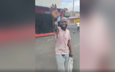 Ontsnapte gevangene loopt met handboeien over straat in Mozambique