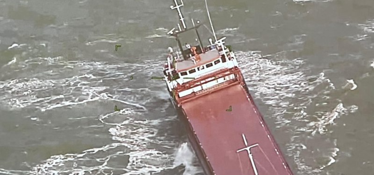 Vrachtschip op Noordzee stuurloos geraakt door storm en 4 meter hoge golven