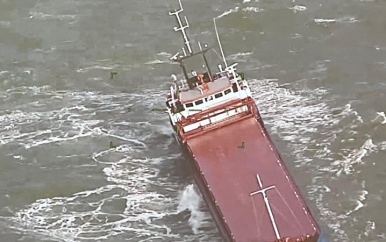 Vrachtschip op Noordzee stuurloos geraakt door storm en 4 meter hoge golven