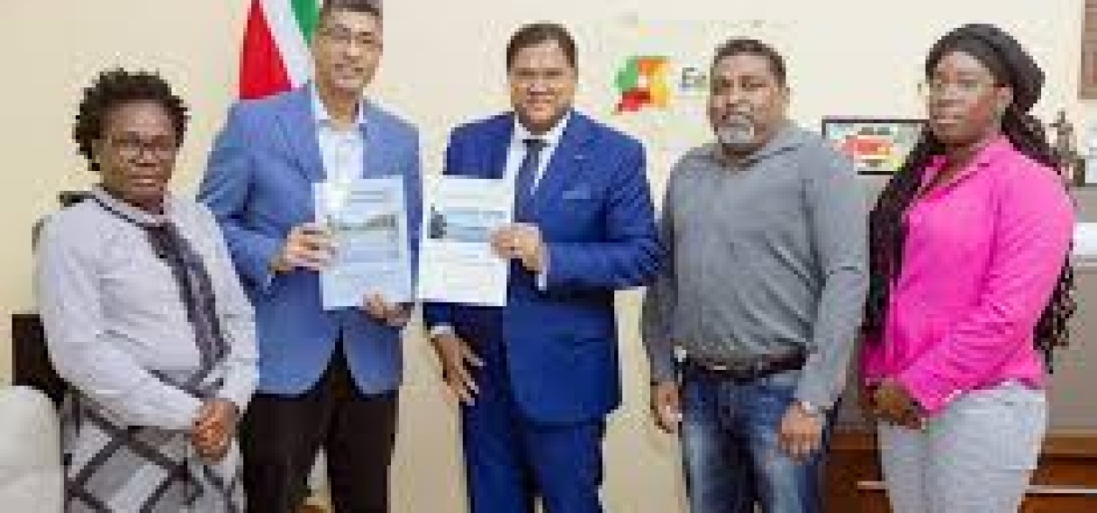 President Santokhi ontvangt rapport Integraal Waterbeheer