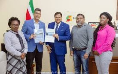 President Santokhi ontvangt rapport Integraal Waterbeheer