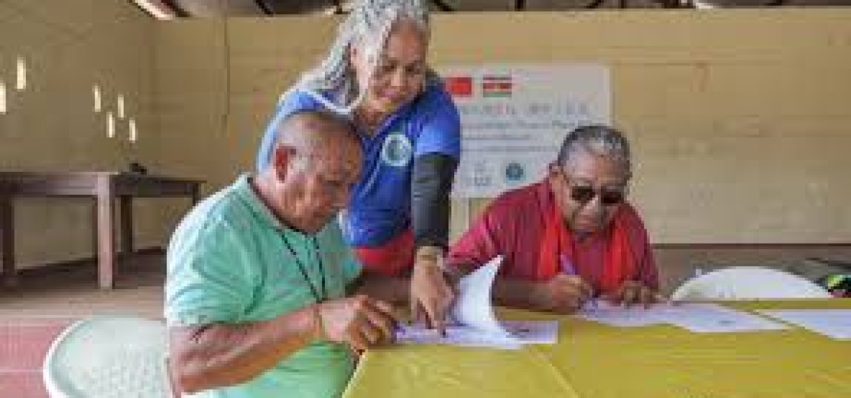 “Start bouw van zonne-energiecentrales brengt duurzame stroom naar 25 dorpen in Suriname”