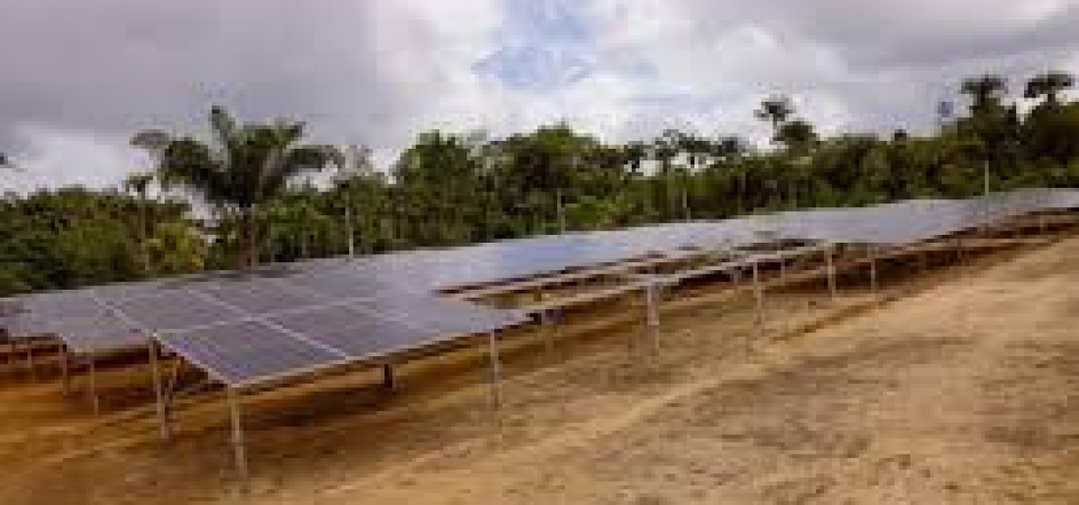 President Santokhi lanceert mini solar grid