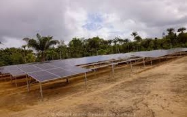 President Santokhi lanceert mini solar grid
