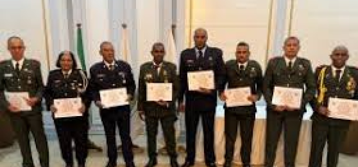 Acht majoors ronden hoogste militaire opleiding in Suriname af