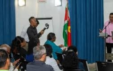 Suriname zet stappen naar duurzame toekomst: Inceptiebijeenkomst over uitfasering Single Use Plastics en kwikhoudende producten