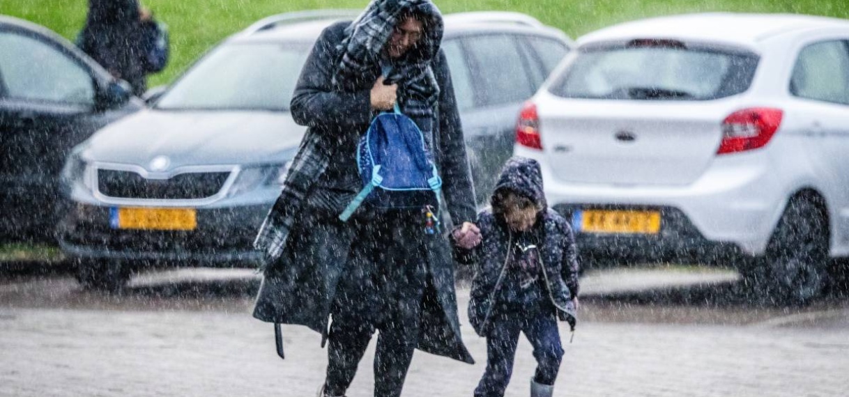 Vrijdagochtend code geel in noorden om zware windstoten, kans op tweelingstorm