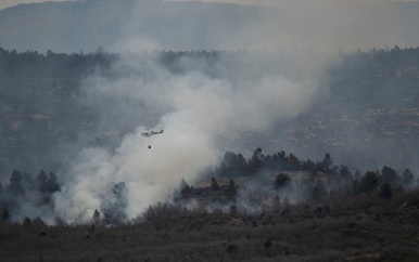 Vliegtuig stort water over bosbrand in Argentinië