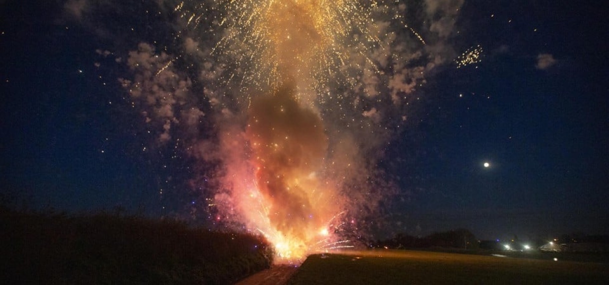 Lading vuurwerk knalt alle kanten op na crash vrachtwagen