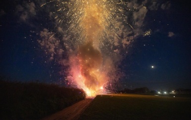 Lading vuurwerk knalt alle kanten op na crash vrachtwagen