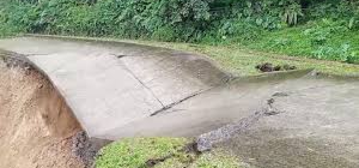 Weg stort in door noodweer op West-Java