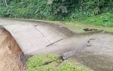 Weg stort in door noodweer op West-Java
