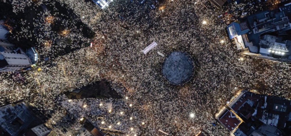 Luchtbeelden tonen enorm protest in Servische hoofdstad