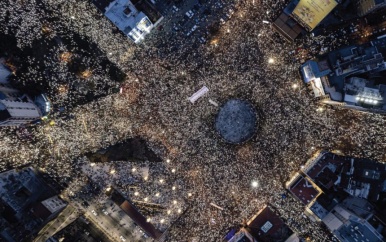 Luchtbeelden tonen enorm protest in Servische hoofdstad