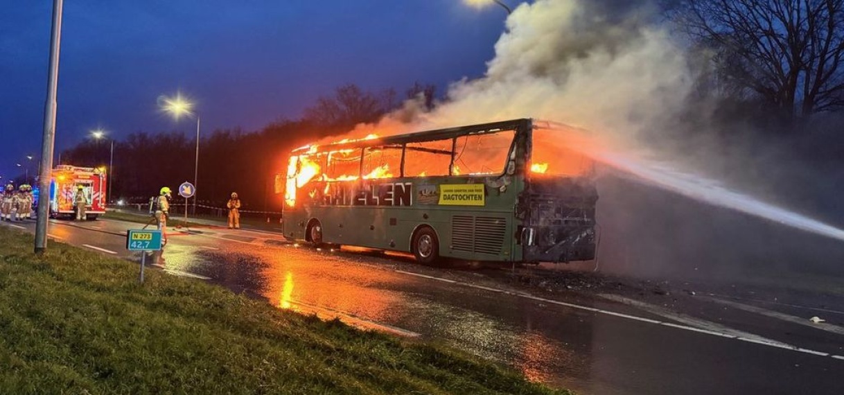 Bus met scholieren in brand gevlogen in Limburg, geen gewonden