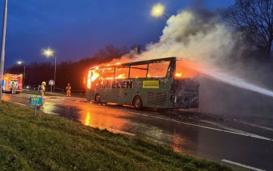Bus met scholieren in brand gevlogen in Limburg, geen gewonden