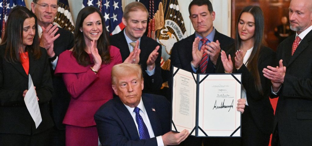 Trump ondertekent eerste wet, over vastzetten ongedocumenteerde migranten