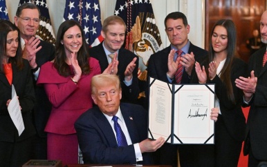 Trump ondertekent eerste wet, over vastzetten ongedocumenteerde migranten