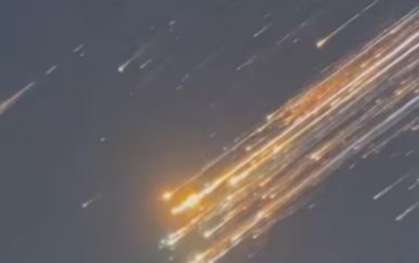 Brokstukken van uit elkaar gevallen SpaceX-raket lichten hemel op