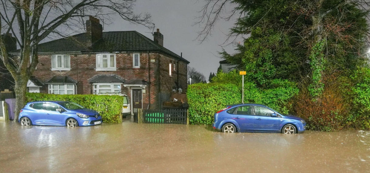 Huizen lopen onder water door hevige regenval in Engeland