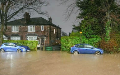 Huizen lopen onder water door hevige regenval in Engeland