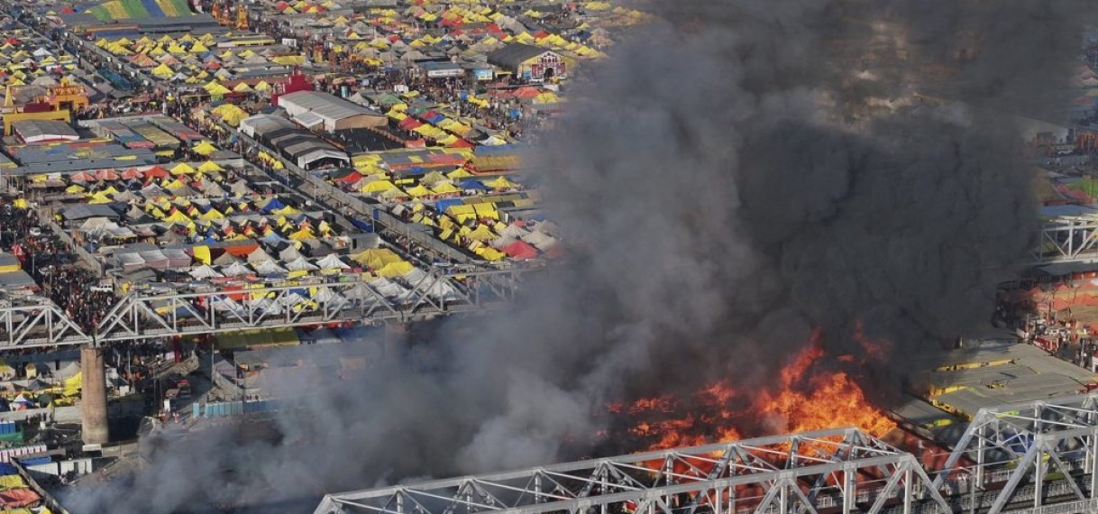 Drone filmt brand op enorm hindoefestival in India