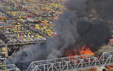 Drone filmt brand op enorm hindoefestival in India