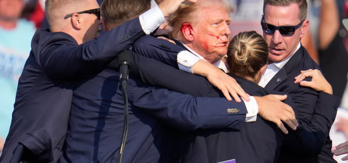 Trump zet lijfwacht die hem afschermde tijdens aanslag aan als hoofd Secret Service