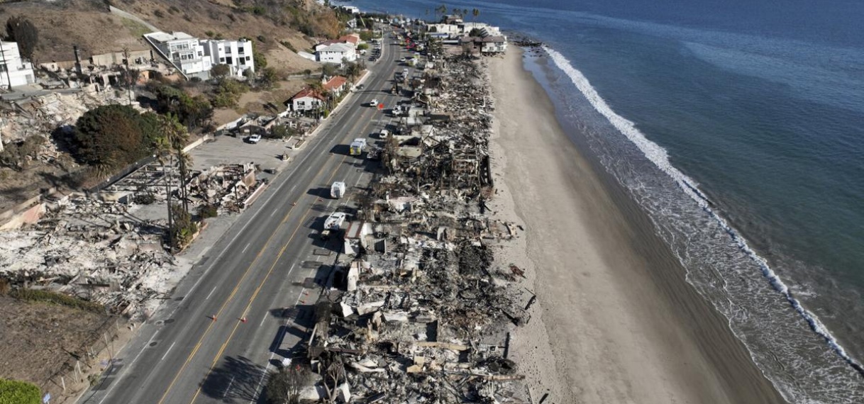 Drone filmt ravage na dodelijke branden bij Los Angeles