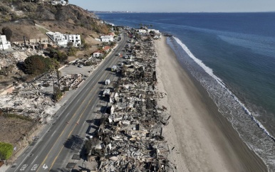 Drone filmt ravage na dodelijke branden bij Los Angeles