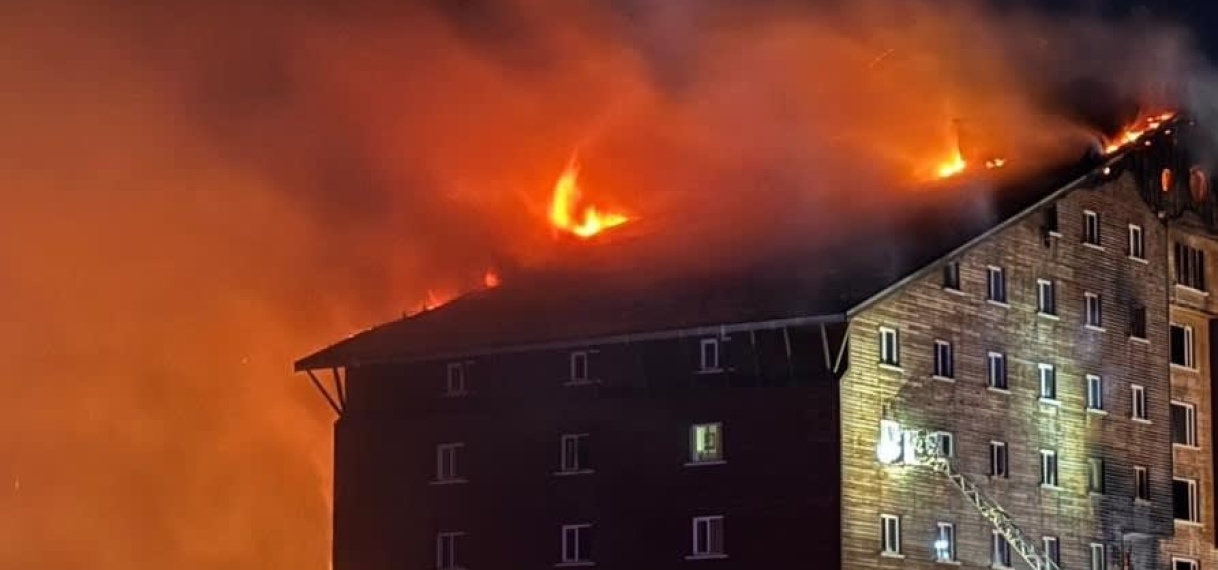 Grote vlammen slaan uit Turks hotel in skigebied