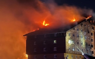 Grote vlammen slaan uit Turks hotel in skigebied