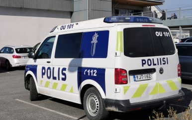 Finse politie vindt ruim 100 verwaarloosde honden in busje, tientallen ingeslapen