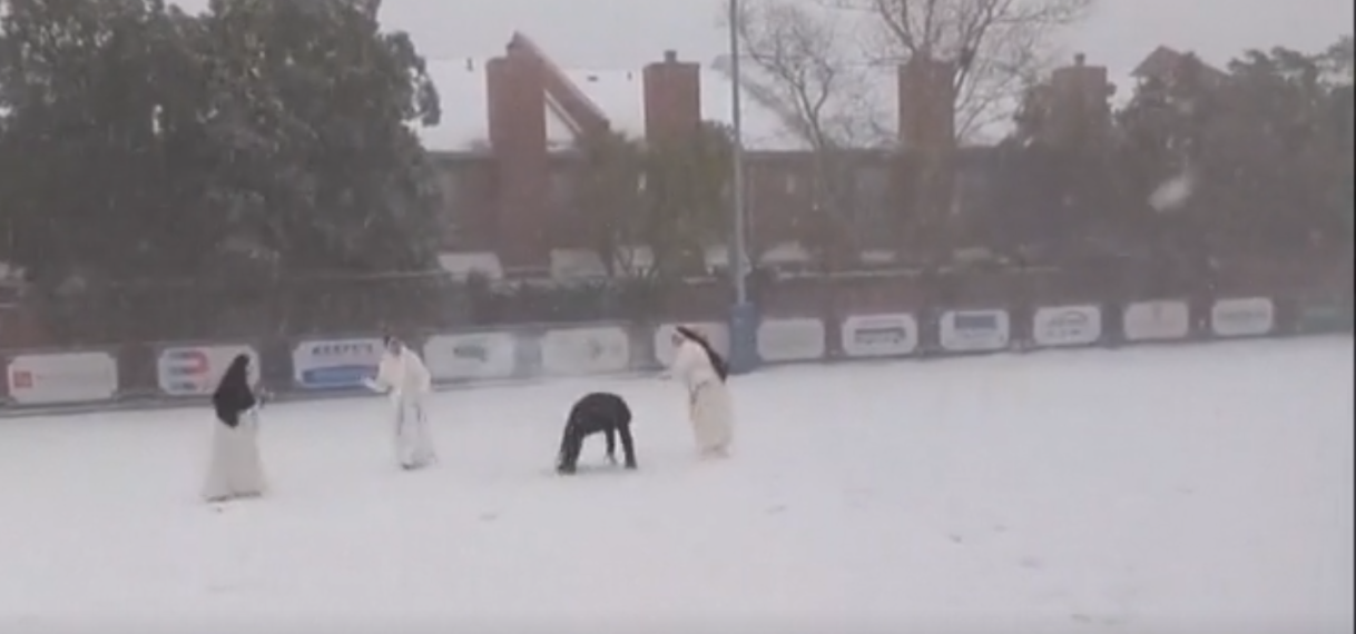 Nonnen en priester houden sneeuwballengevecht in New Orleans