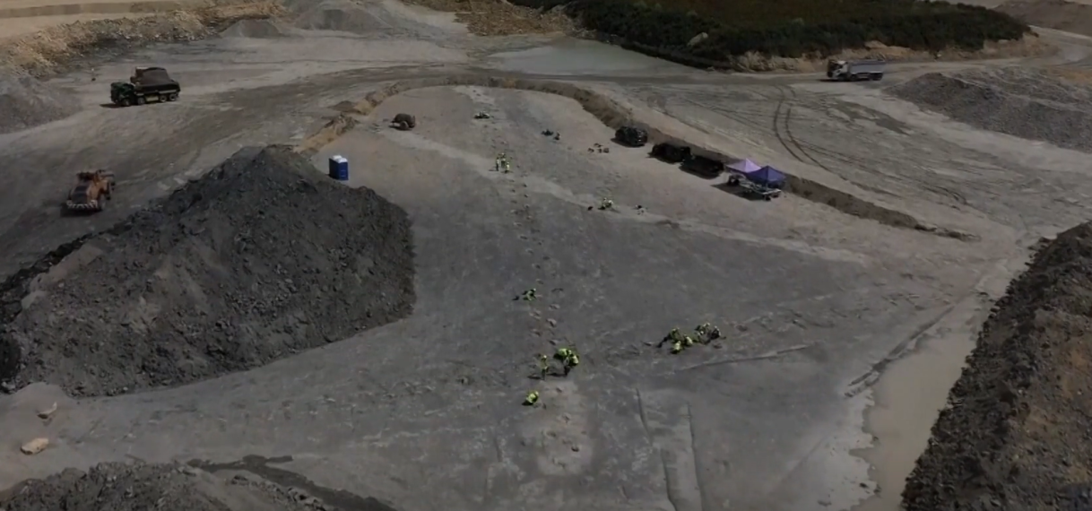 Drone filmt grootste locatie met dinosaurussporen van het VK