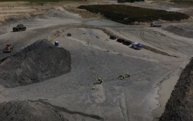 Drone filmt grootste locatie met dinosaurussporen van het VK
