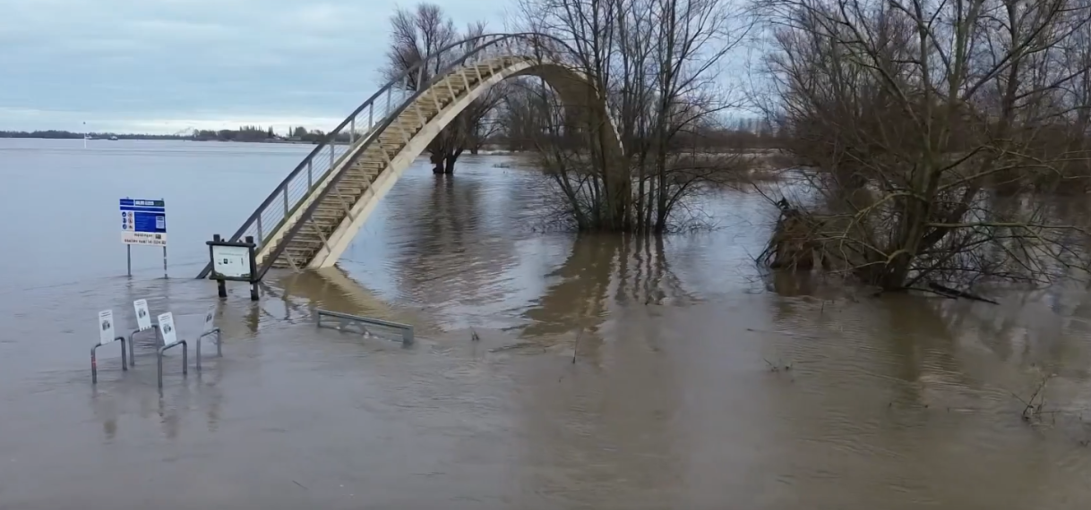 Dronebeelden tonen hoogwater bij meerdere steden