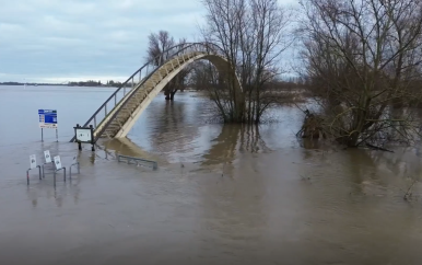Dronebeelden tonen hoogwater bij meerdere steden