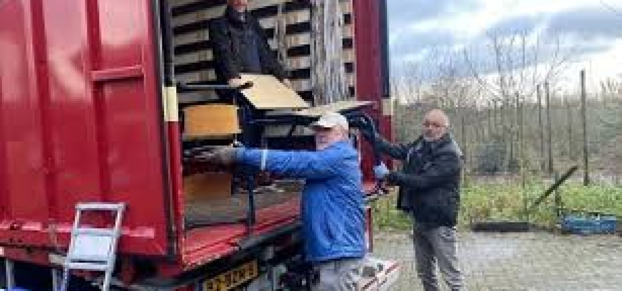 ‘Vrienden van Suriname’ stuurt eerste container van het jaar met hulpgoederen