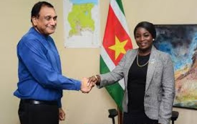 Kennismaking Onderminister Geneviévre Jordan met Staf MINOWC