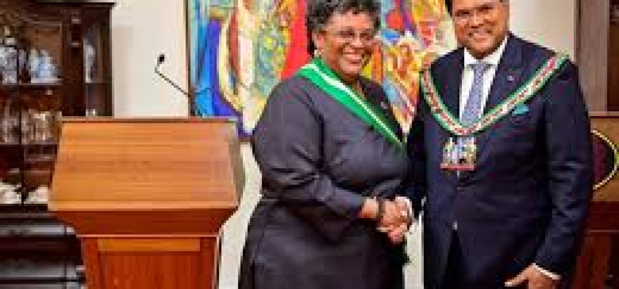 Premier Mottley ontvangt hoge Surinaamse onderscheiding