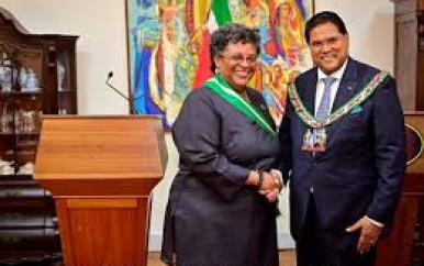 Premier Mottley ontvangt hoge Surinaamse onderscheiding