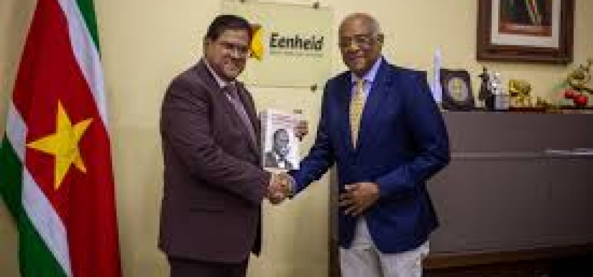 President ontvangt exemplaar biografie Frank Essed