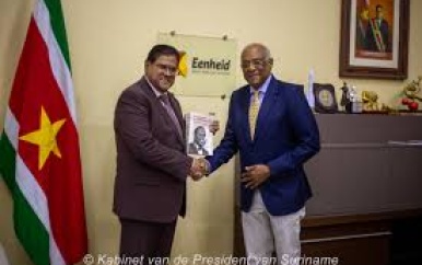 President ontvangt exemplaar biografie Frank Essed