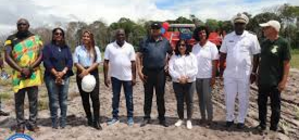 Officiële ingebruikname van de plantmachine en het waterzuiveringssysteem bij N.V. Amea Cashew and Pineapple Industries