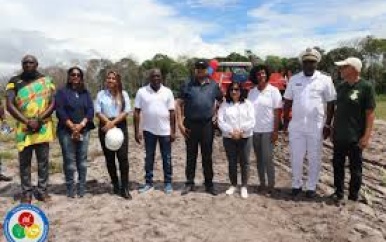 Officiële ingebruikname van de plantmachine en het waterzuiveringssysteem bij N.V. Amea Cashew and Pineapple Industries