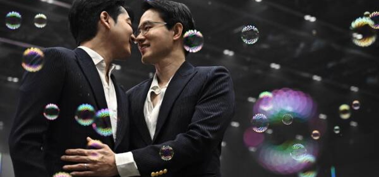 Eerste homokoppels getrouwd in Thailand, direct nadat nieuwe wet inging