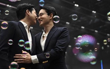 Eerste homokoppels getrouwd in Thailand, direct nadat nieuwe wet inging